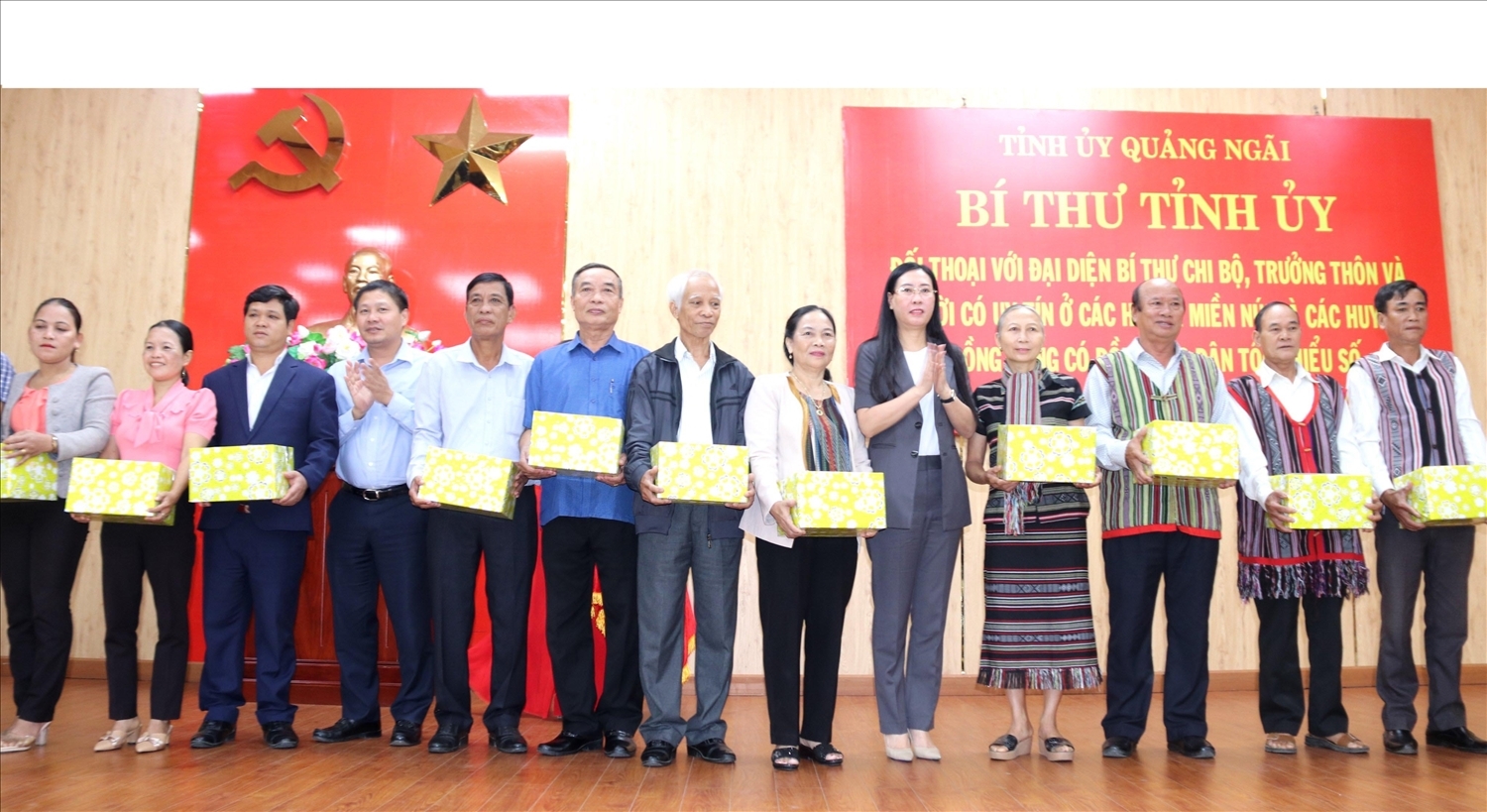 Bí thư Tỉnh ủy Quảng Ngãi Bùi Thị Quỳnh Vân tặng quà cho NCUT
