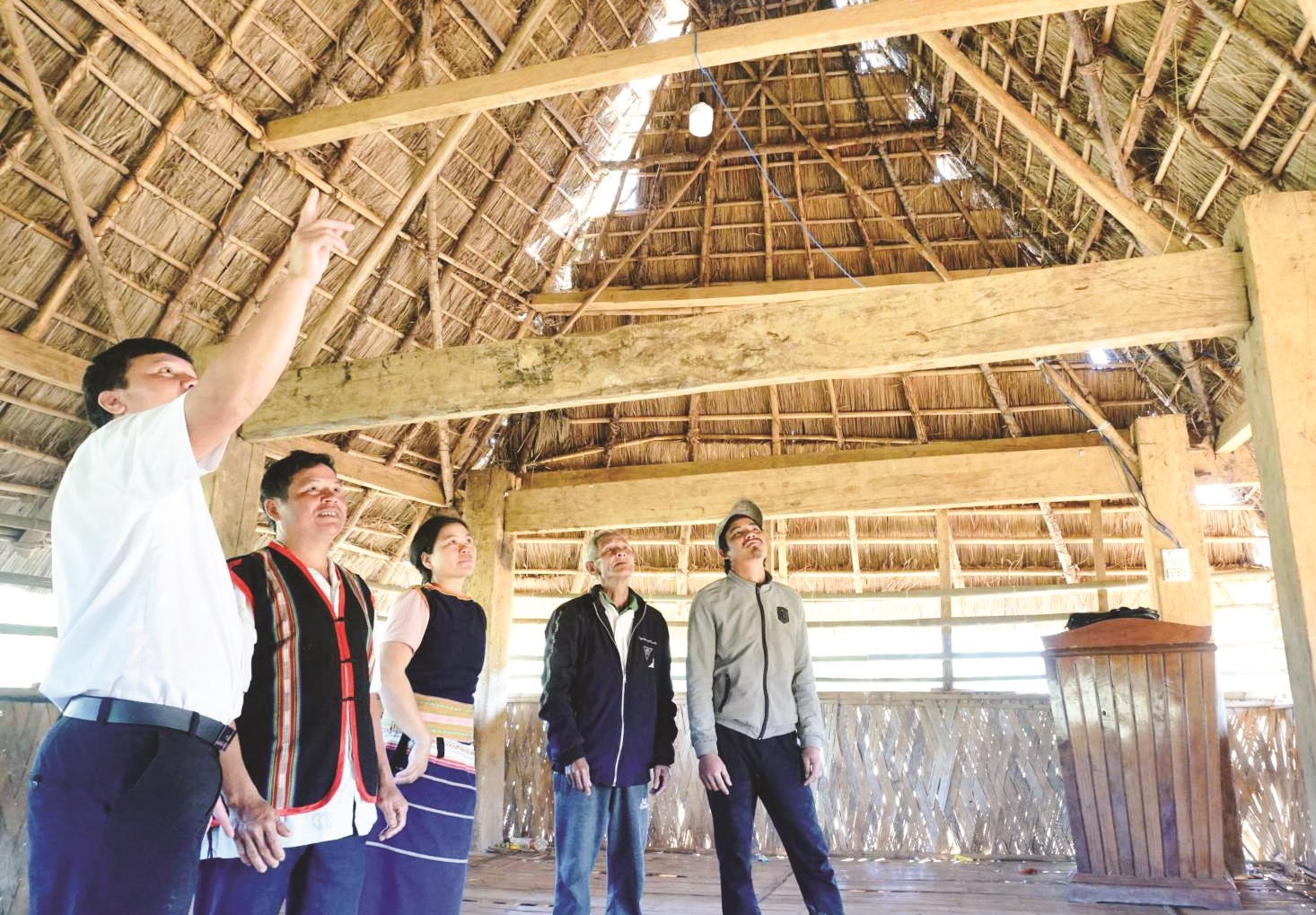 Anh A Mảnh đang vận động người dân thôn Mô Bành II cùng chung tay sửa lại nhà Rông làng.