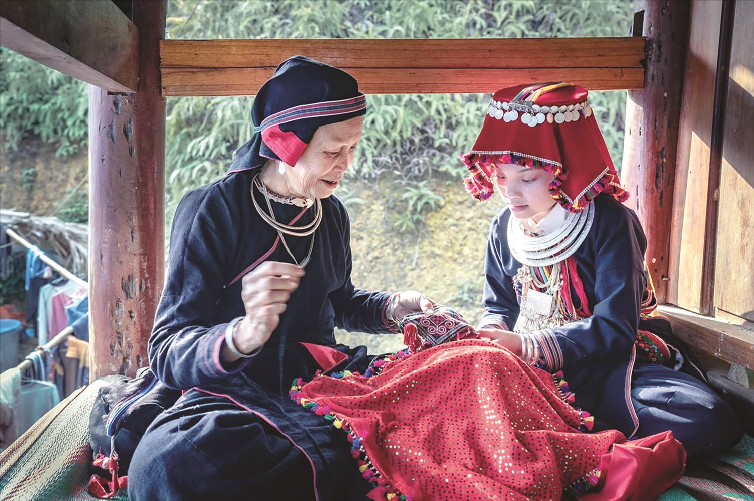Hai bà cháu người Dao ở xã Yên Lâm, huyện Hàm Yên làm trang phục truyền thống.