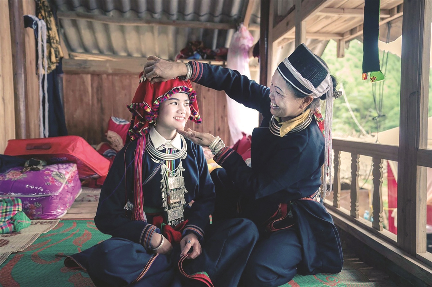 Bà mẹ người Dao mặc trang phục cho con gái trước lễ cưới ở Yên Lâm, Hàm Yên.