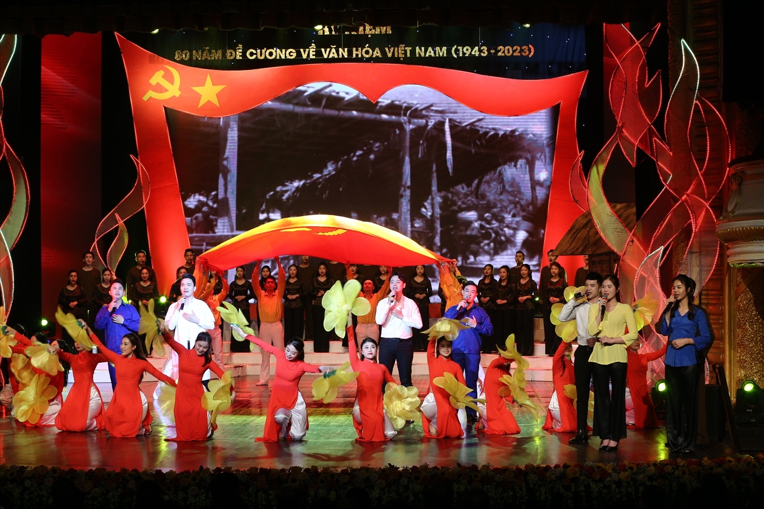 Chương trình nghệ thuật đặc biệt chào mừng Kỷ niệm 80 năm ra đời Đề cương về văn hóa Việt Nam 8