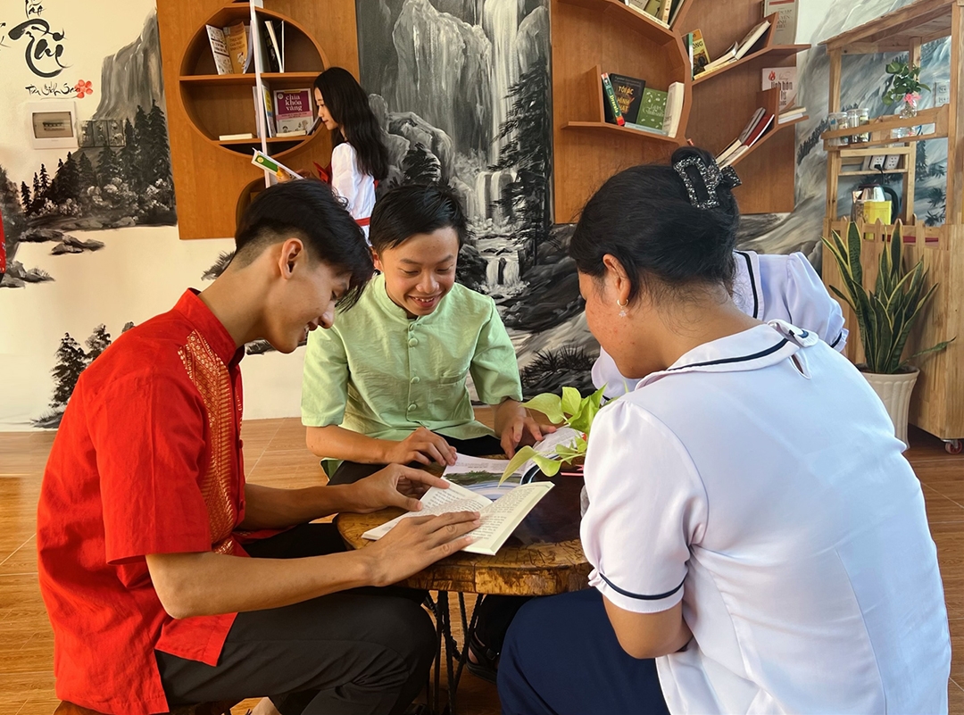 Học sinh thích thú trước những quyển sách mới của Thư các tại Trường phổ thông Dân tộc nội trú THPT Kiên Giang
