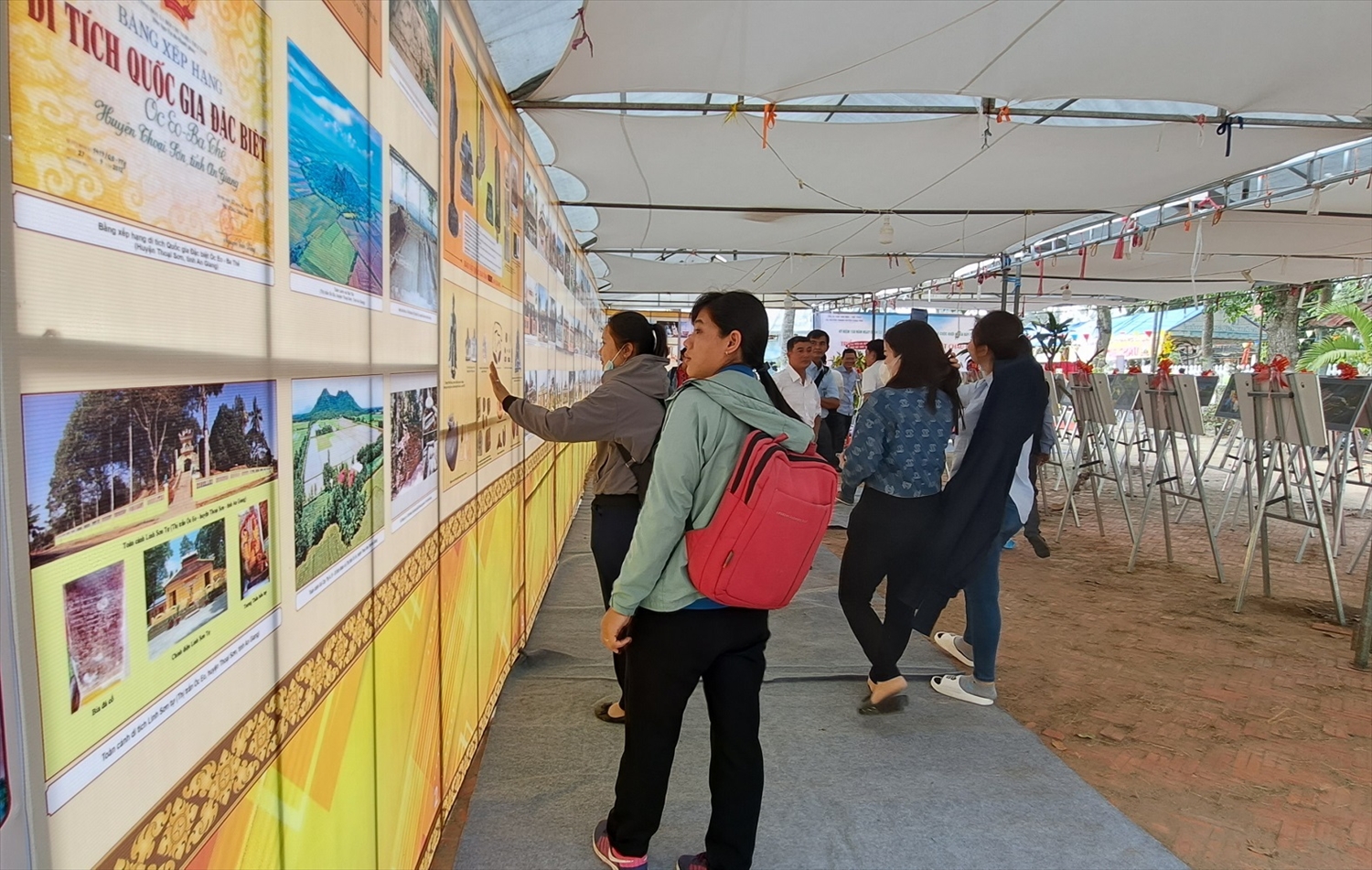 Trung tâm Văn hóa - Thể thao và Truyền thanh huyện đã trưng bày hơn 100 ảnh nghệ thuật có nội dung giới thiệu về hình ảnh quê hương và con người Châu Phú