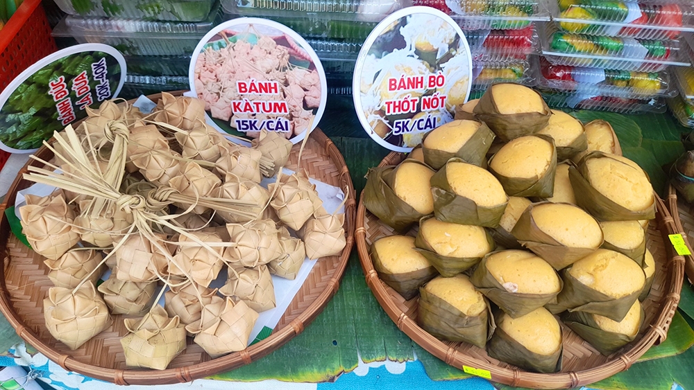 Nhiều loại bánh truyền thống của đồng bào Khmer được trưng bày tại Lễ hội 