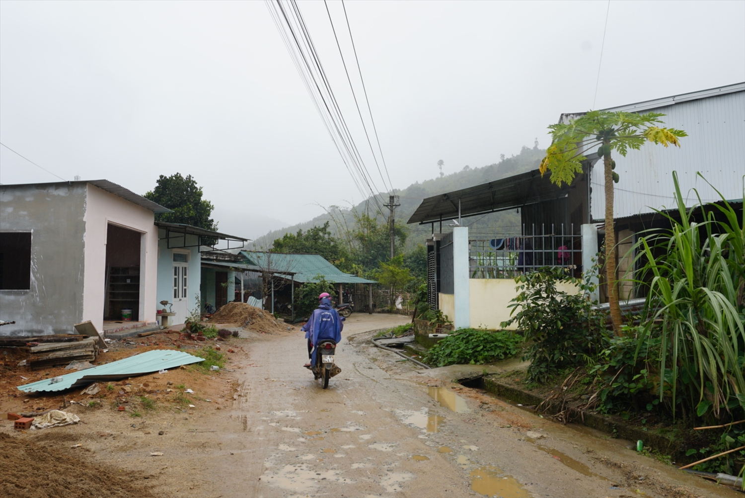 Từ sự nỗ lực của người dân, sự chung tay của các cấp, chính quyền những ngôi nhà 3 cứng ở xã Mường Hoong đã bắt đầu mọc lên