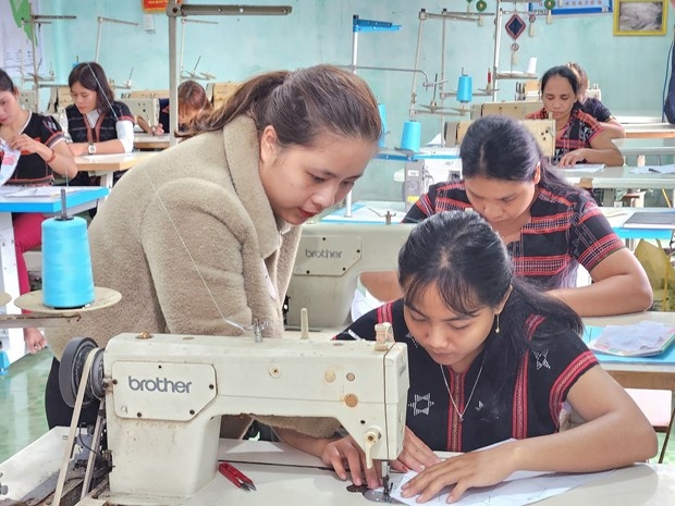 Lớp dạy nghề may tại huyện Nam Đông (Thừa Thiên - Huế). Ảnh: Mai Trang – TTXVN