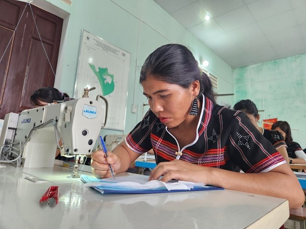 Chị em đồng bào dân tộc thiểu số huyện Nam Đông (Thừa Thiên - Huế) tham gia các lớp học nghề với mong muốn tìm được công việc ổn định, cải thiện cuộc sống. Ảnh: Mai Trang – TTXVN
