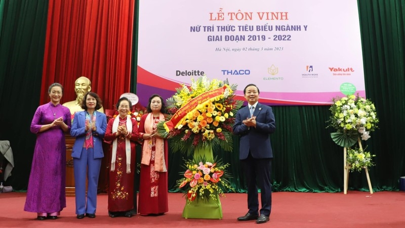 Phó Thủ tướng Chính phủ Trần Hồng Hà chúc mừng nữ tri thức ngành Y tế. (Ảnh: NGUYỄN NHIÊN)