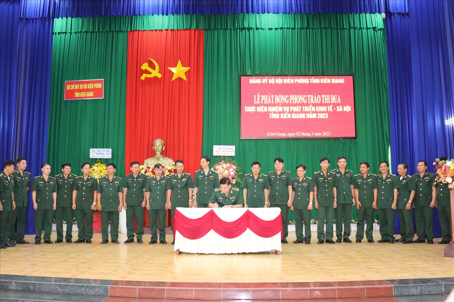 Đại tá Huỳnh Văn Đông -ký và ban hành qui chế thi đua 