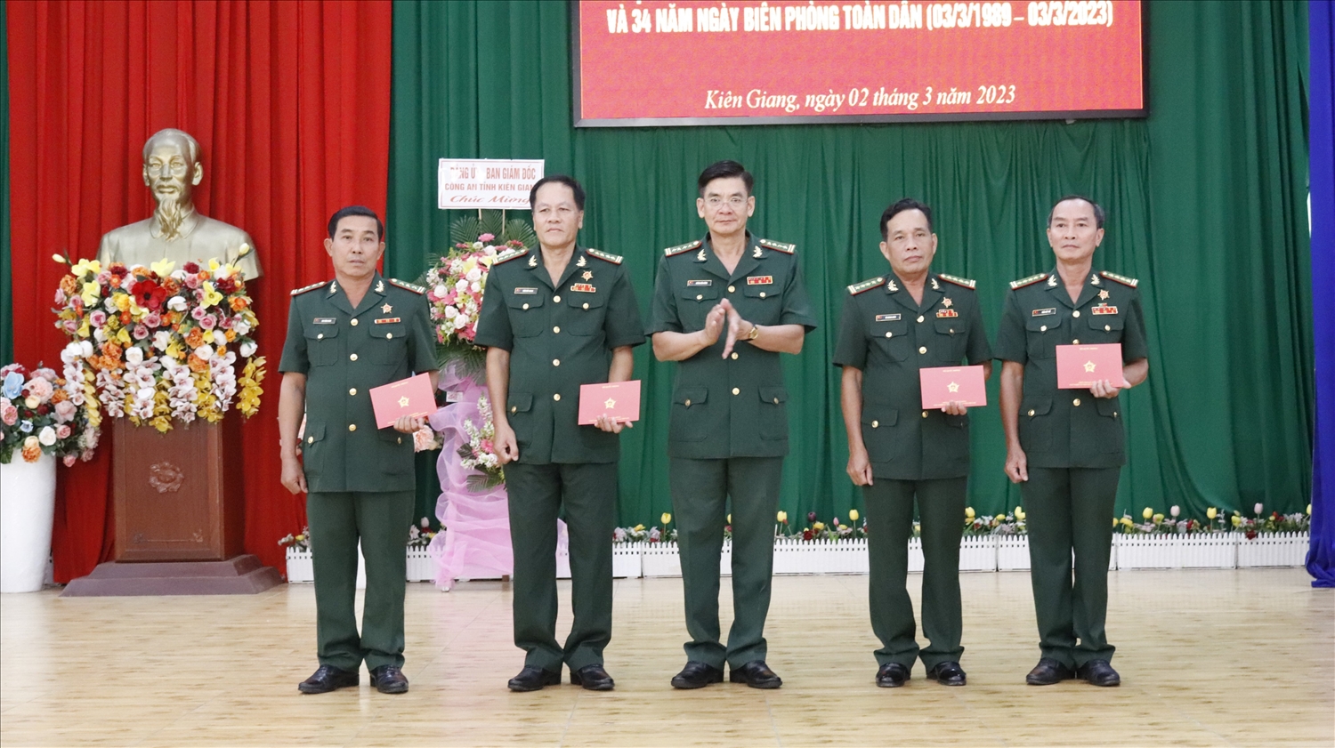 Đại tá Huỳnh Văn Đông, trao Kỷ niệm chương đến các cá nhân trong lực lượng BĐBP tỉnh