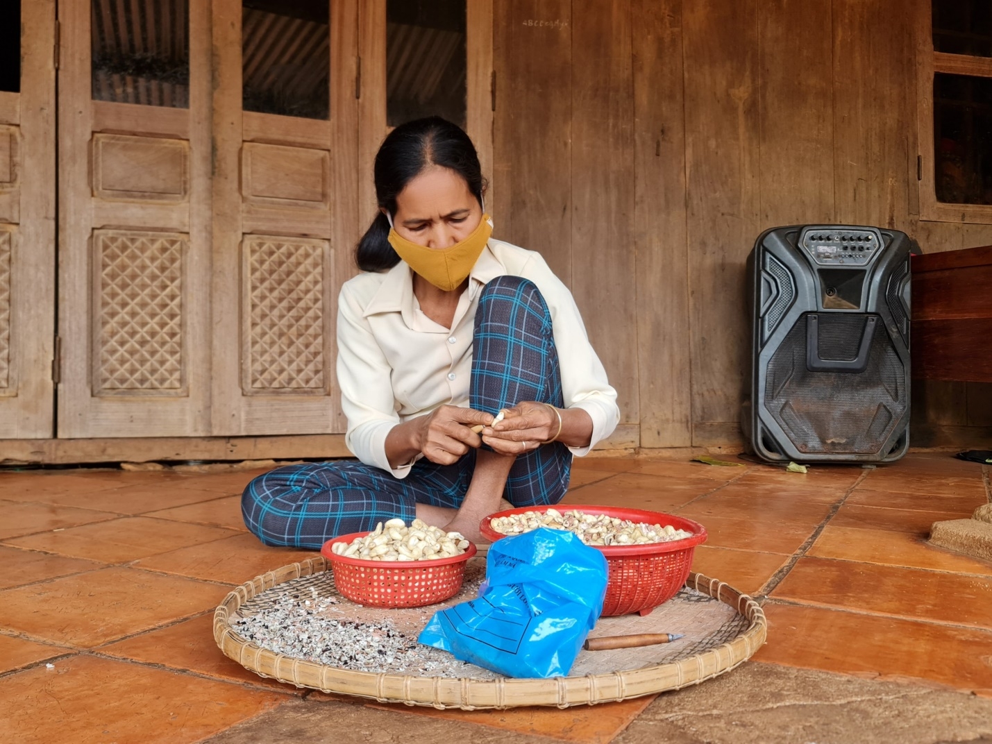 Bà Thị Ché ở thôn Bù Rên, xã Bù Gia Mập, huyện Bù Gia Mập, chẻ hạt điều thuê để kiếm sống qua ngày