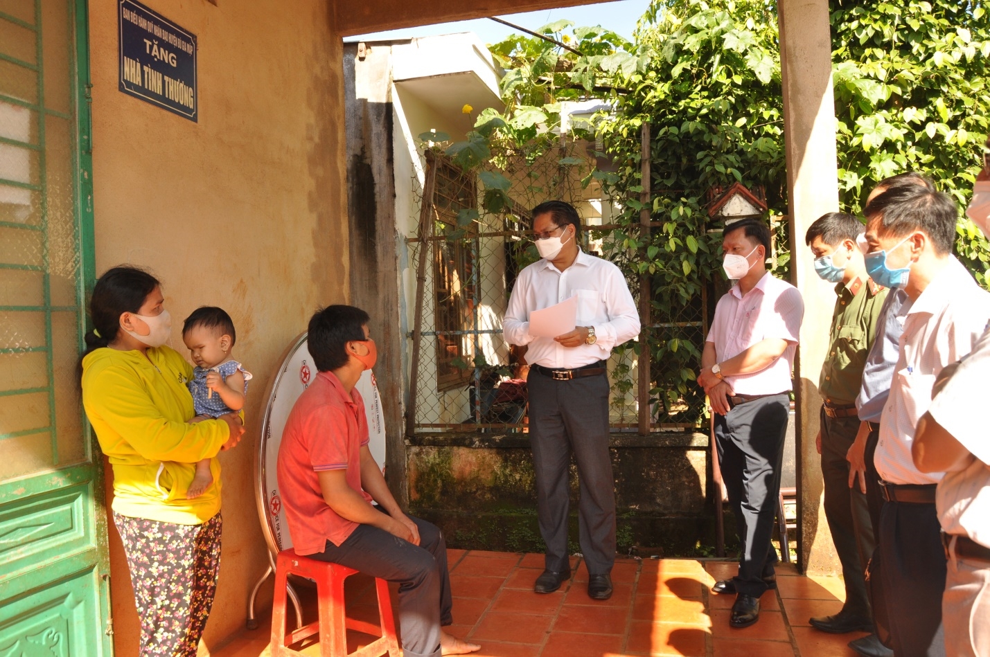 Lãnh đạo HĐND tỉnh Bình Phước đi khảo sát tại một hộ người DTTS ở xã Bù Gia Mập, huyện Bù Gia Mập về tình trạng bán điều non, vay nặng lãi, lừa đảo cầm cố đất, bán đất vùng đồng bào DTTS trên địa bàn