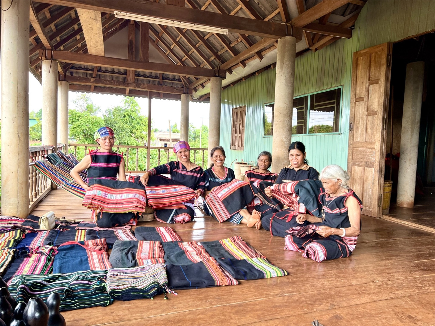 Phụ nữ Gia Rai ở huyện Chư Păh chung tay gìn giữ nghề dệt thổ cẩm truyền thống 
