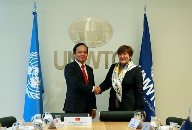 Phó Thủ tướng Trần Lưu Quang gặp bà Zoritsa Urosevic, Giám đốc điều hành UNWTO tại trụ sở của tổ chức này ở Madrid. (Ảnh: VGP)