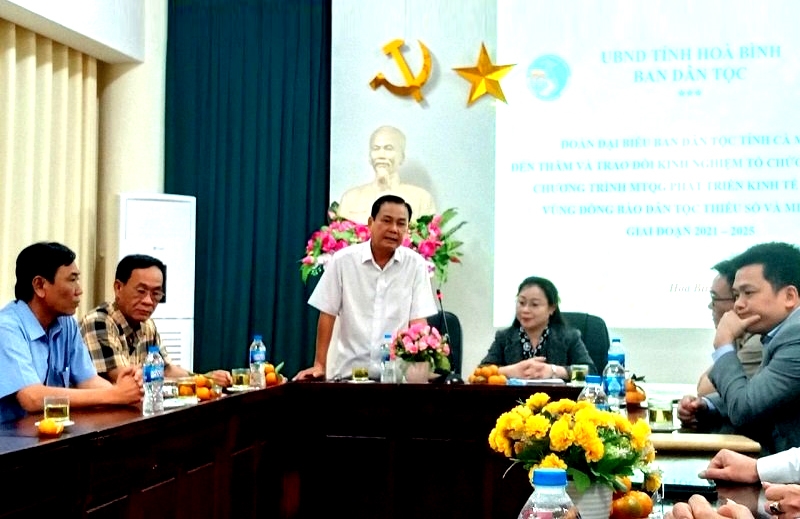 Ông Trần Hoàng Nhỏ - Tỉnh ủy viên, Trưởng Ban Dân tộc tỉnh Cà Mau phát biểu trao đổi kinh nghiệm về công tác dân tộc
