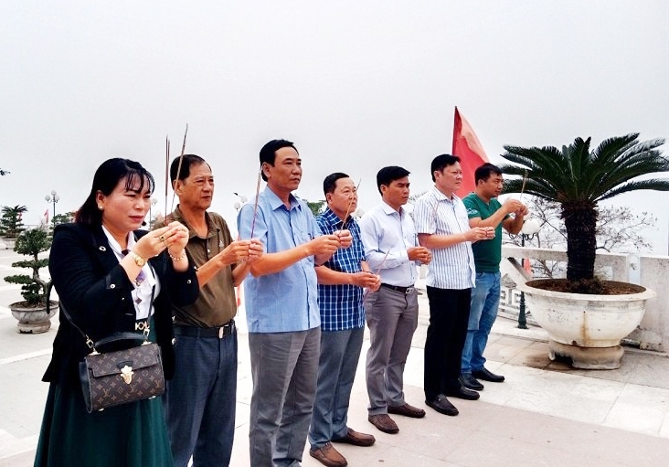 Đoàn công tác Ban Dân tộc tỉnh Cà Mau thăm công trình Thủy điện Hòa Bình và dâng hương tại tượng đài Chủ tịch Hồ Chí Minh