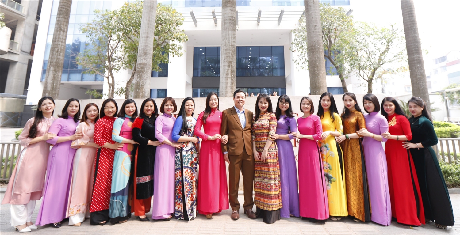 Phó Tổng Biên tập Báo dân tộc và Phát triển Nguyễn Văn Phong hưởng ứng cùng nữ cán bộ trong cơ quan