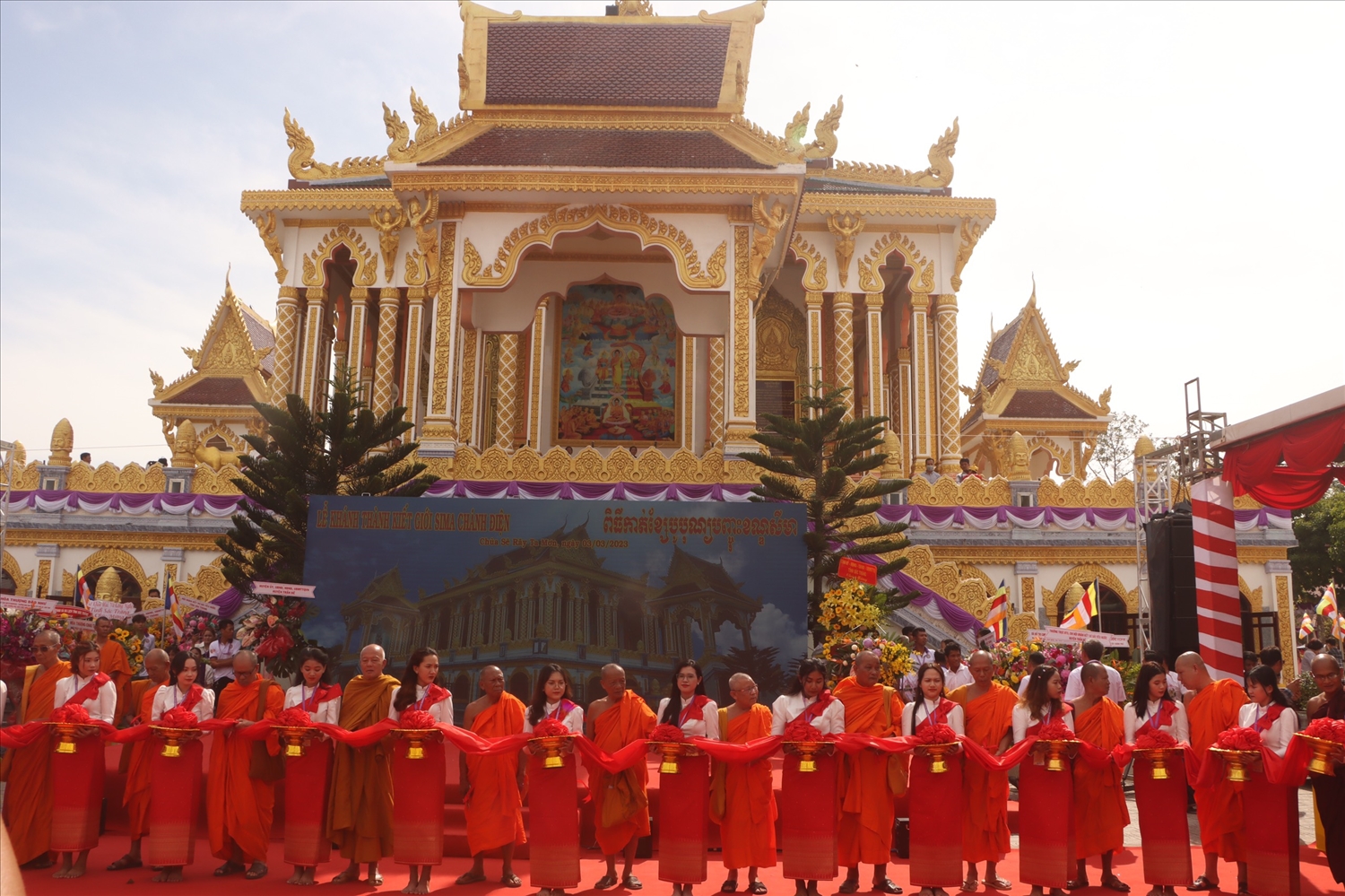 Các đại biểu thực hiện nghi thức cắt băng khánh thành Chánh điện chùa Sê Rây Tà Mơn 