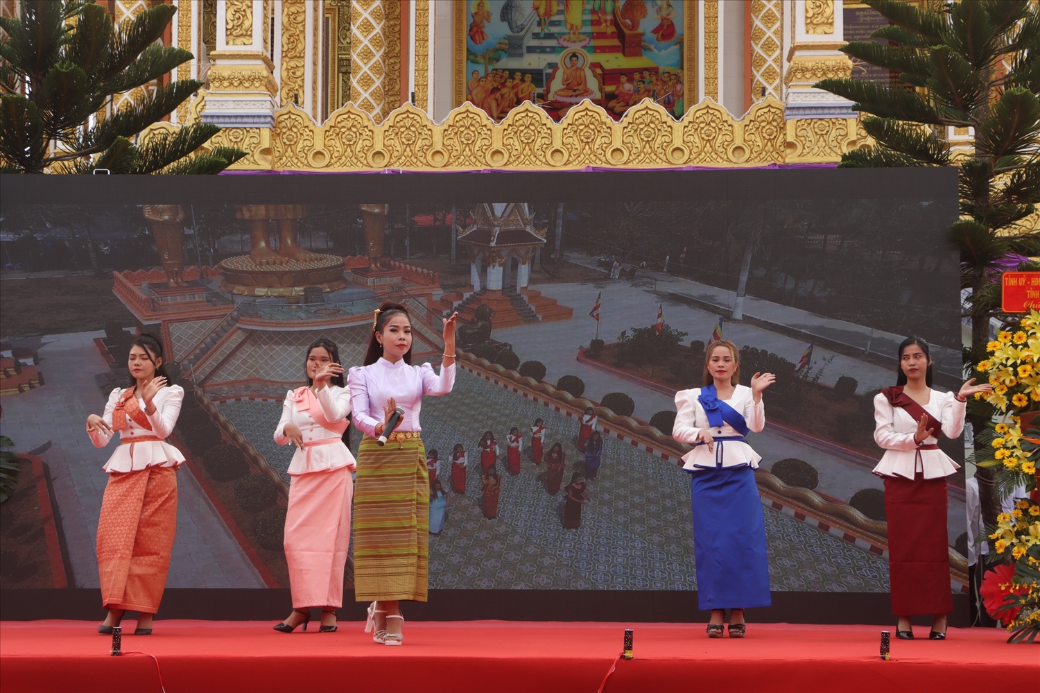 Tiết mục múa Lâm thôn chào mừng đại biểu đến dự lễ khánh thành Chánh điện chùa Sê Rây Tà Mơn 