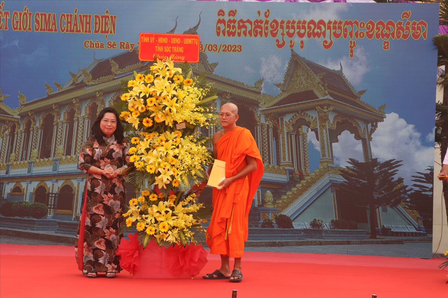 Bà Hồ Thị Cẩm Đào - Phó Bí thư Thường trực, Chủ tịch HĐND tỉnh Sóc Trăng tặng hoa chúc mừng