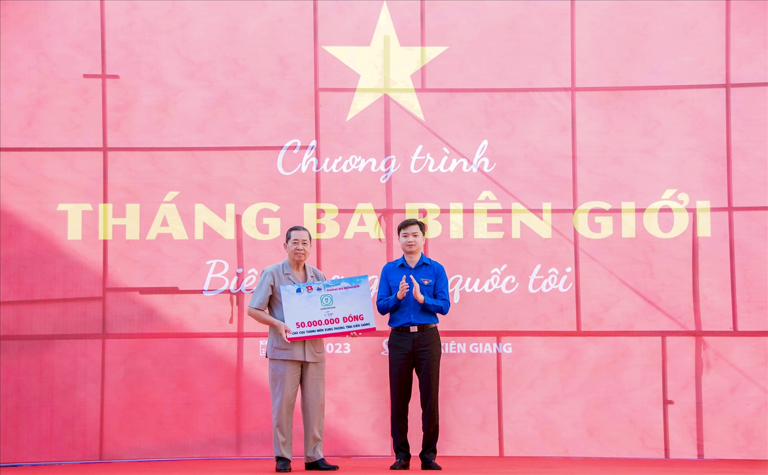 Anh Nguyễn Minh Triết - Bí thư Trung ương Đoàn, Chủ tịch Trung ương Hội Sinh viên Việt Nam trao bảng tượng trưng 50 suất quà cho Cựu Thanh niên xung phong