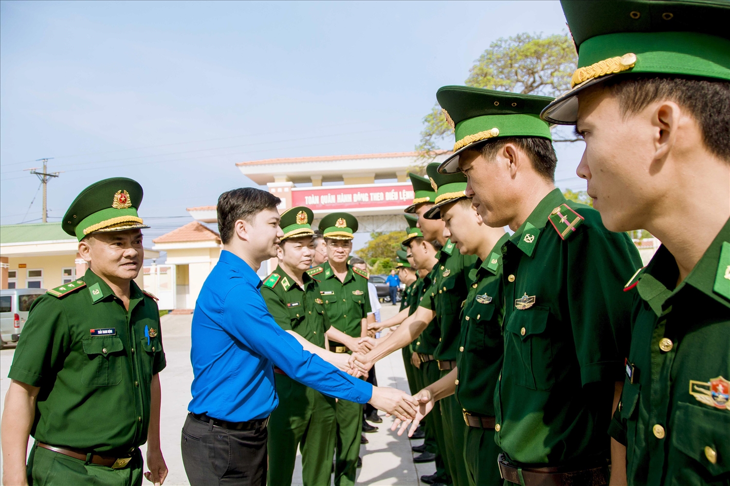 Thiếu tướng Trần Văn Bừng, Chủ nhiệm Chính trị BĐBP và Anh Nguyễn Minh Triết - Bí thư Trung ương Đoàn, đến thăm Đồn biên phòng Phú Mỹ