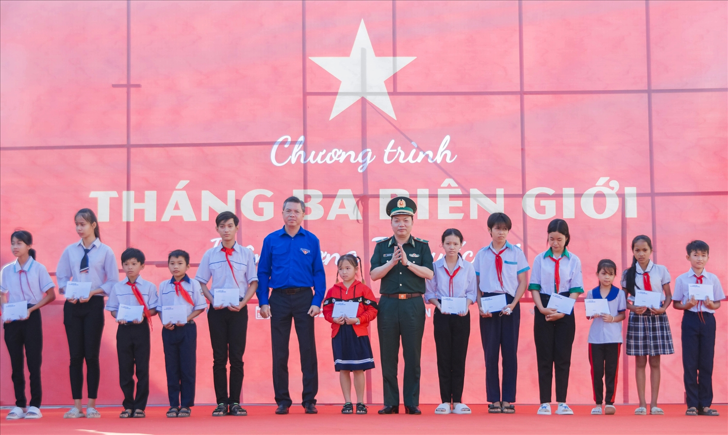 Thiếu tướng Trần Văn Bừng, Chủ nhiệm Chính trị BĐBP và ông Nguyễn Lưu Trung, Phó Chủ tịch UBND tỉnh Kiên Giang trao quà cho các em học sinh
