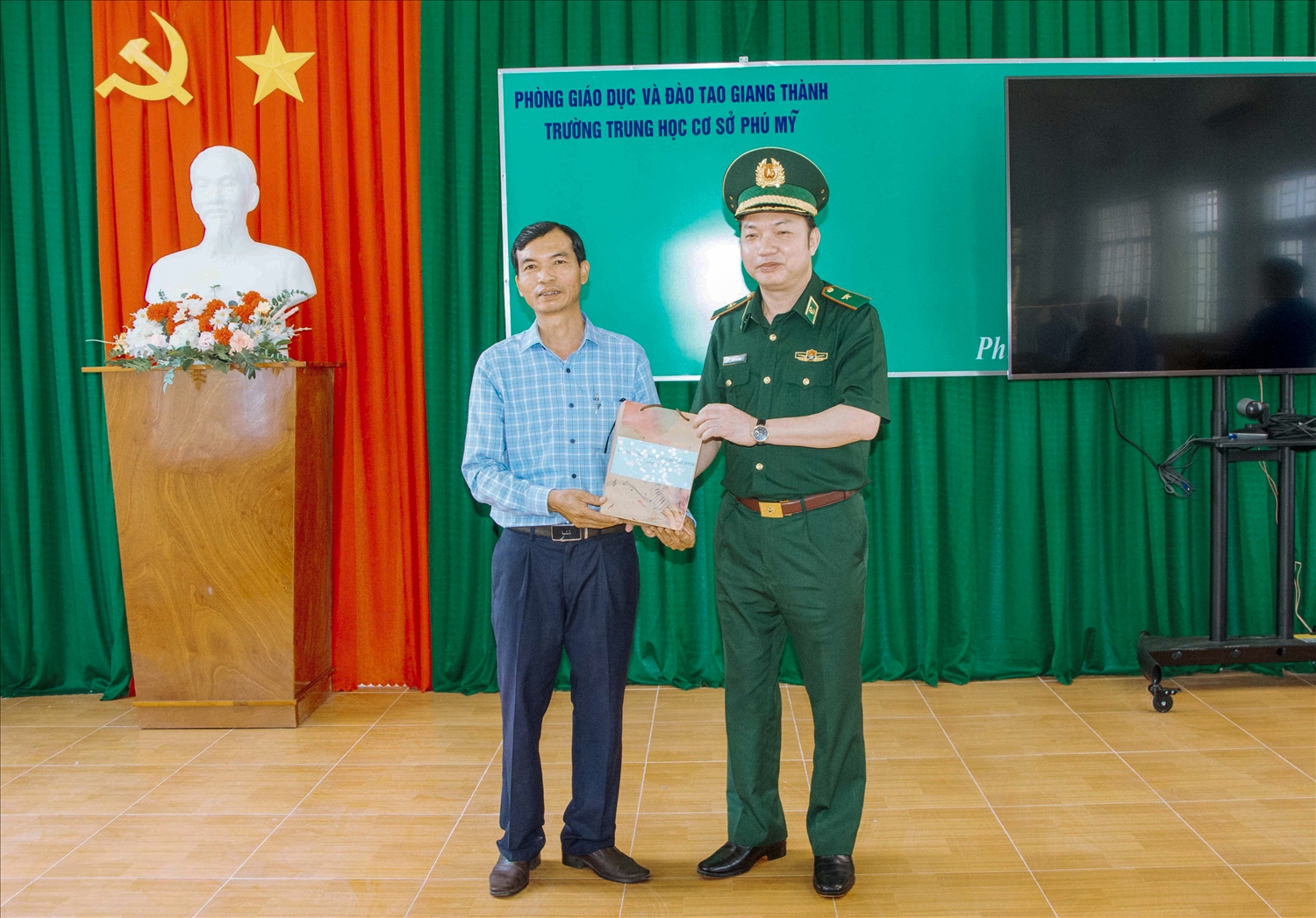 Thiếu tướng Trần Văn Bừng, UVTV, Chủ nhiệm Chính trị BĐBP thăm và tặng quà Trường THCS Phú Mỹ