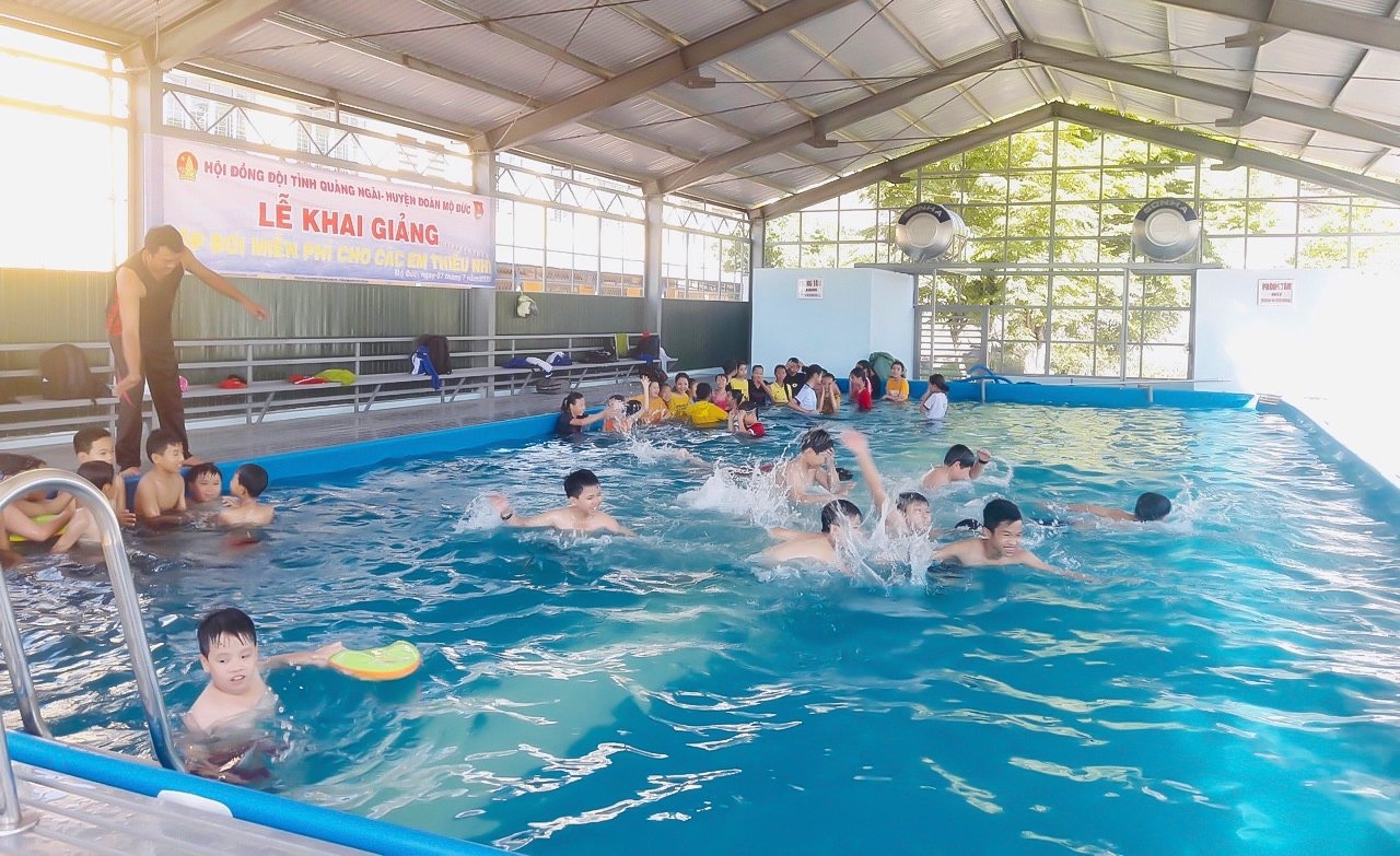 Tăng cường dạy bơi cho các em là một trong những cách phòng, chống đuối nước hiệu quả