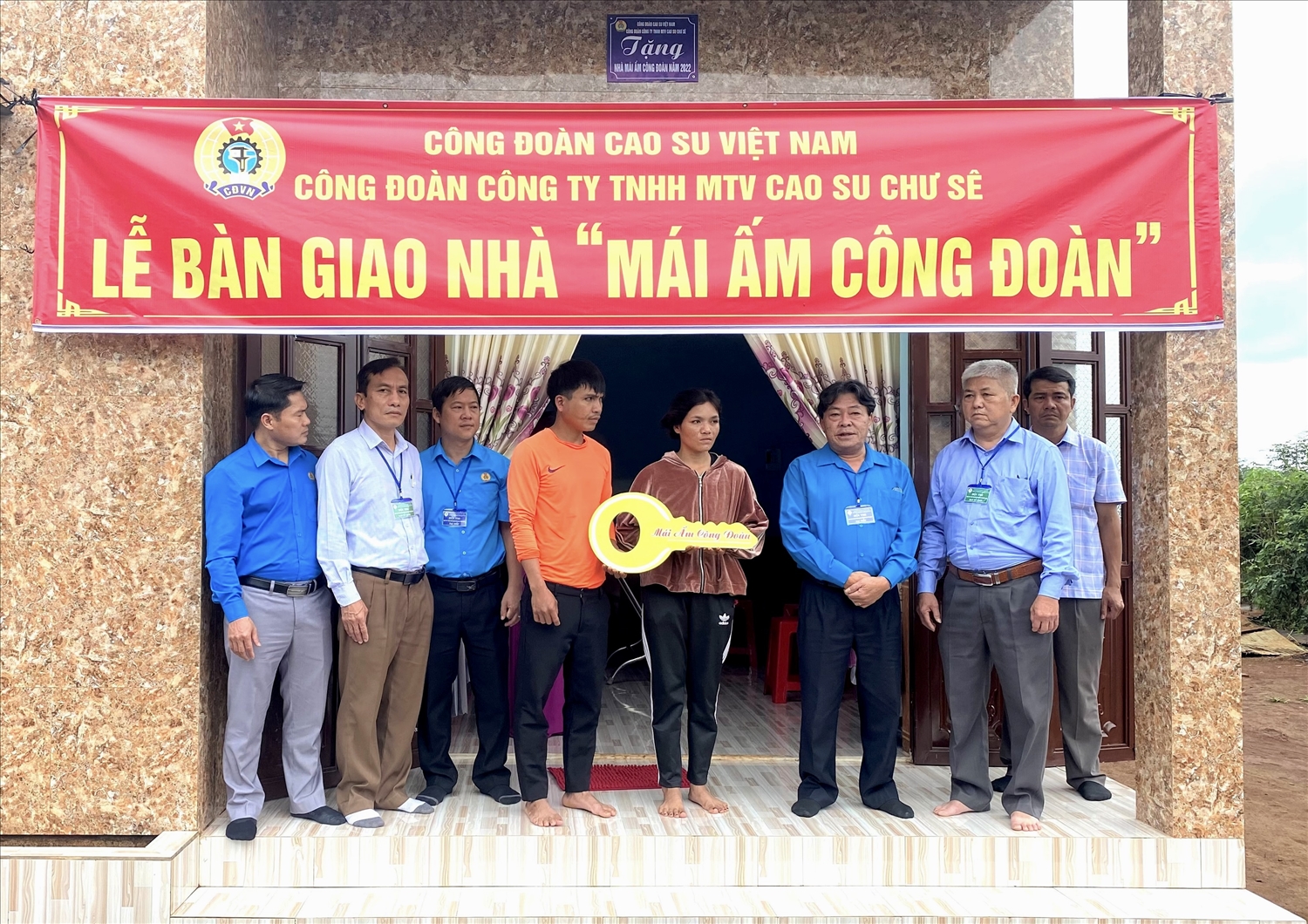 Ông Phan Mạnh Hùng, Chủ tịch Công đoàn cao su Việt nam trao nhà mái ấm công đoàn cho công nhân DTTS có hoàn cảnh khó khăn tại công ty cao su Chư Sê