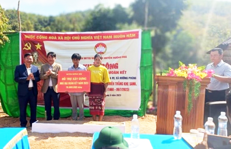 Ủy ban MTTQ Việt Nam huyện Hướng Hóa (Quảng Trị) cùng chính quyền địa phương khởi công xây dựng nhà Đại đoạn kết cho hộ gia đình người Bru Vân Kiều Hồ Văn Đợi