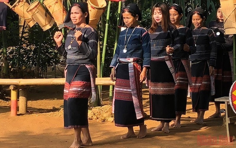 Đồng bào dân tộc trình diễn dân vũ tại Làng Văn hóa - Du lịch các dân tộc Việt Nam