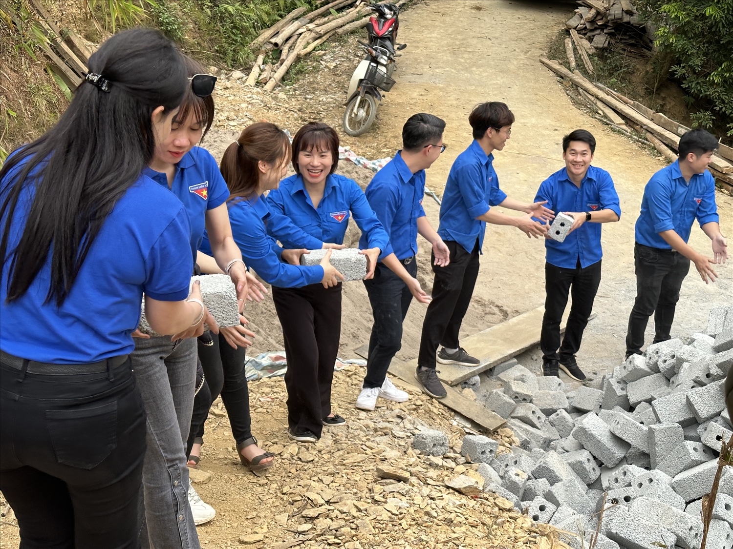 Đoàn viên, thanh niên vận chuyển gạch để khởi công xây nhà 26/3 cho hộ nghèo