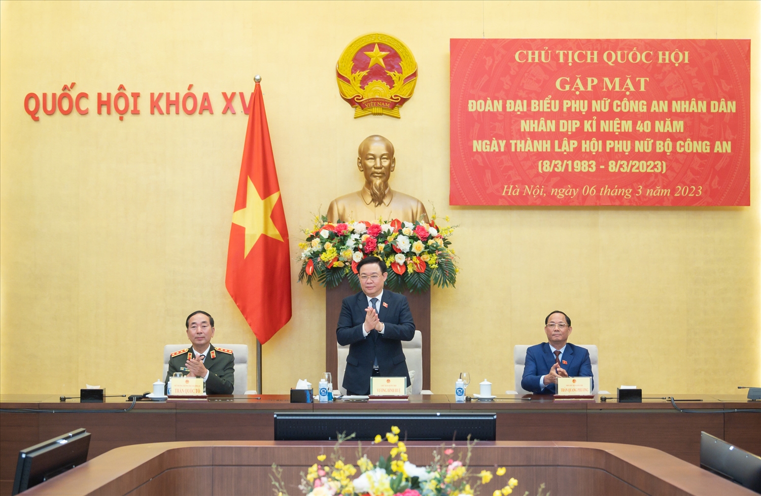 Chủ tịch Quốc hội Vương Đình Huệ, Phó Chủ tịch Quốc hội Trần Quang Phương và Thứ trưởng Bộ Công an Trần Quốc Tỏ tại buổi gặp mặt