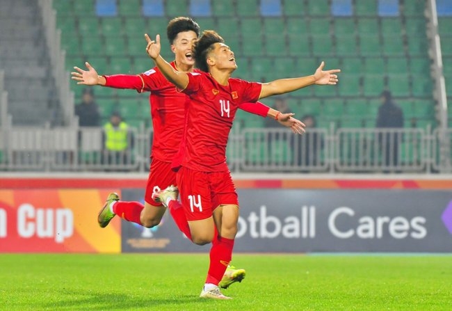 Quốc Việt và đồng đội vẫn chưa chắc chắn giành vé vào tứ kết nên phải đặc biệt thận trọng ở lượt trận cuối cùng với U20 Iran. Ảnh: AFC