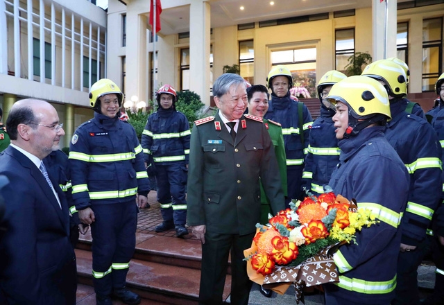 Đại tướng Tô Lâm, Bộ trưởng Công an, thăm hỏi và động viên cán bộ, chiến sĩ Đoàn công tác Bộ Công an đi cứu nạn, cứu hộ tại Thổ Nhĩ Kỳ.