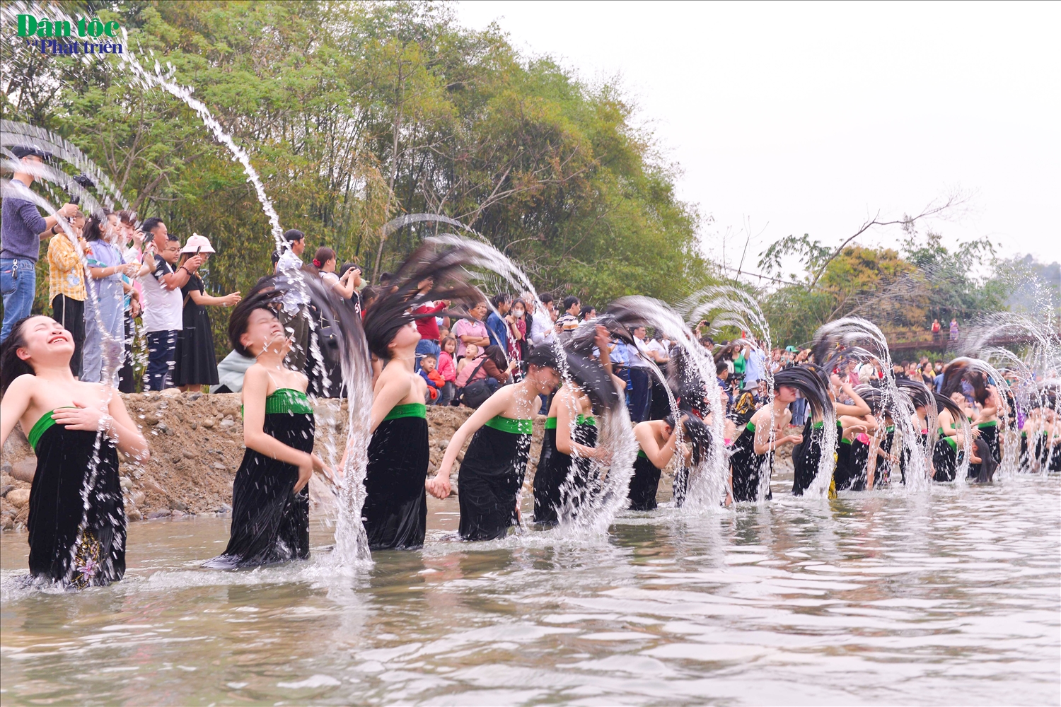 Các thiếu nữ Thái trắng Mường So tái hiện lễ hội “Áp hô chiêng” ( gội đầu) bên suối Nậm Lùm trong lễ hội Nàng Han