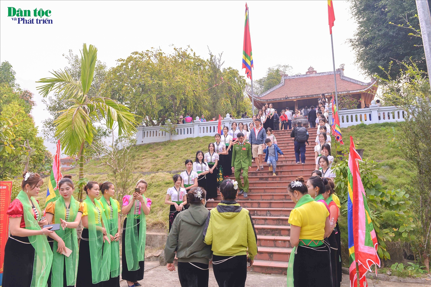Người dân đến dâng hương tại Đền thờ Nàng Han với mong cầu sức khỏe, cuộc sống no ấm, mùa màng bội thu…