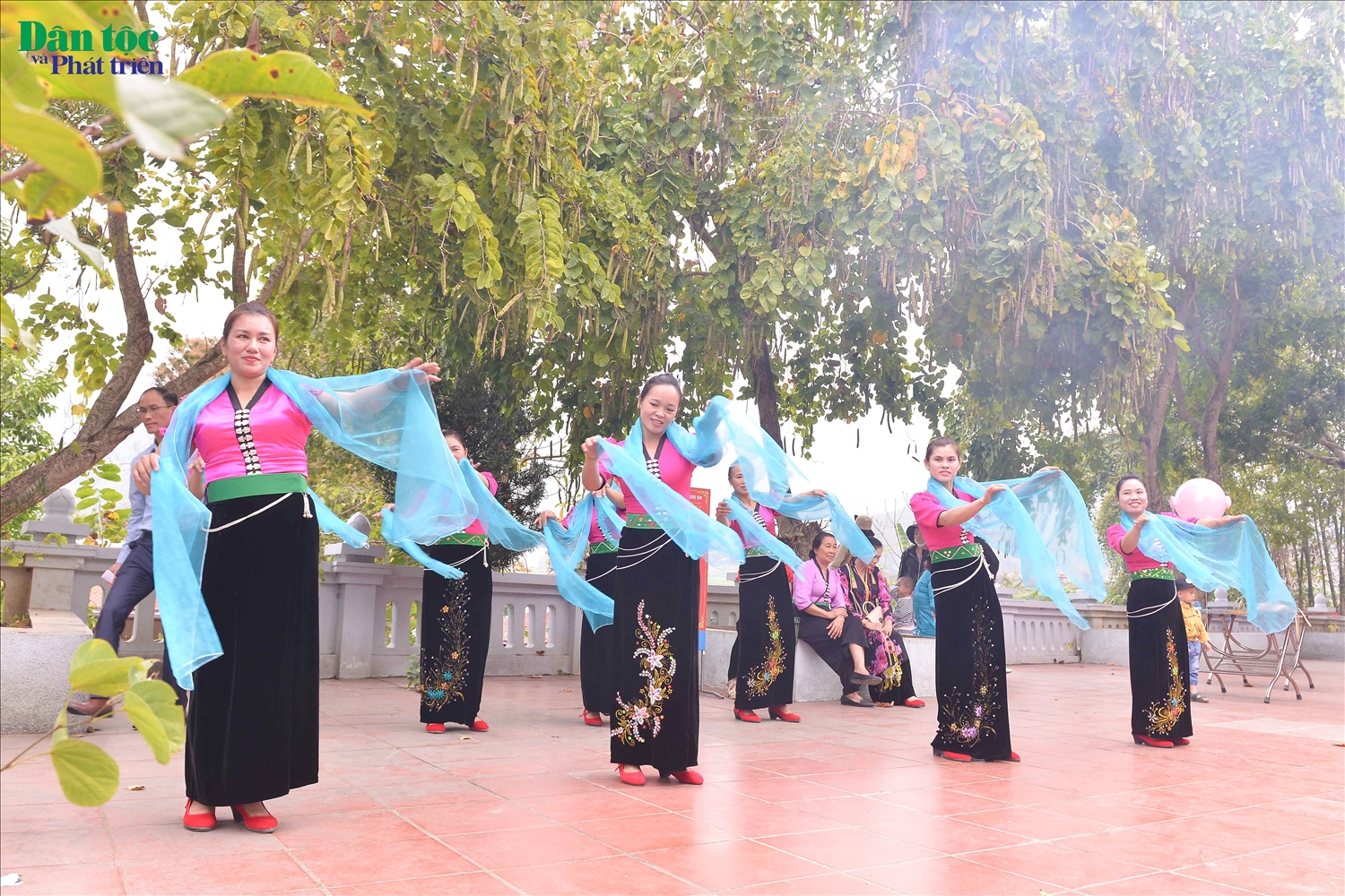 Những tiết mục dân vũ mang đậm bản sắc của người Thái trắng vùng Mường So được các cô gái thể hiện trong ngày hội