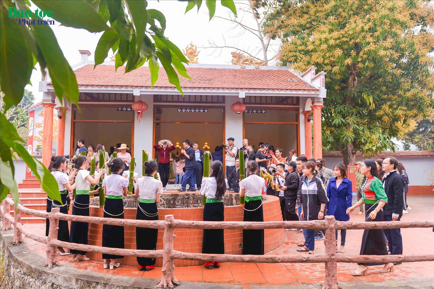Giếng nước Nàng Han nơi du khách đến thăm quan và trải nghiệm tục gội đầu, rửa mặt