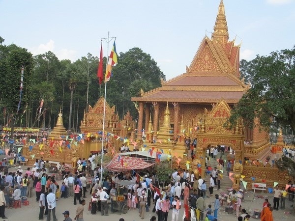 Đồng bào Khmer tỉnh Kiên Giang đến cúng chùa ngày Tết Chôl Chnăm Thmây. Ảnh tư liệu: Trung Hiếu/TTXVN