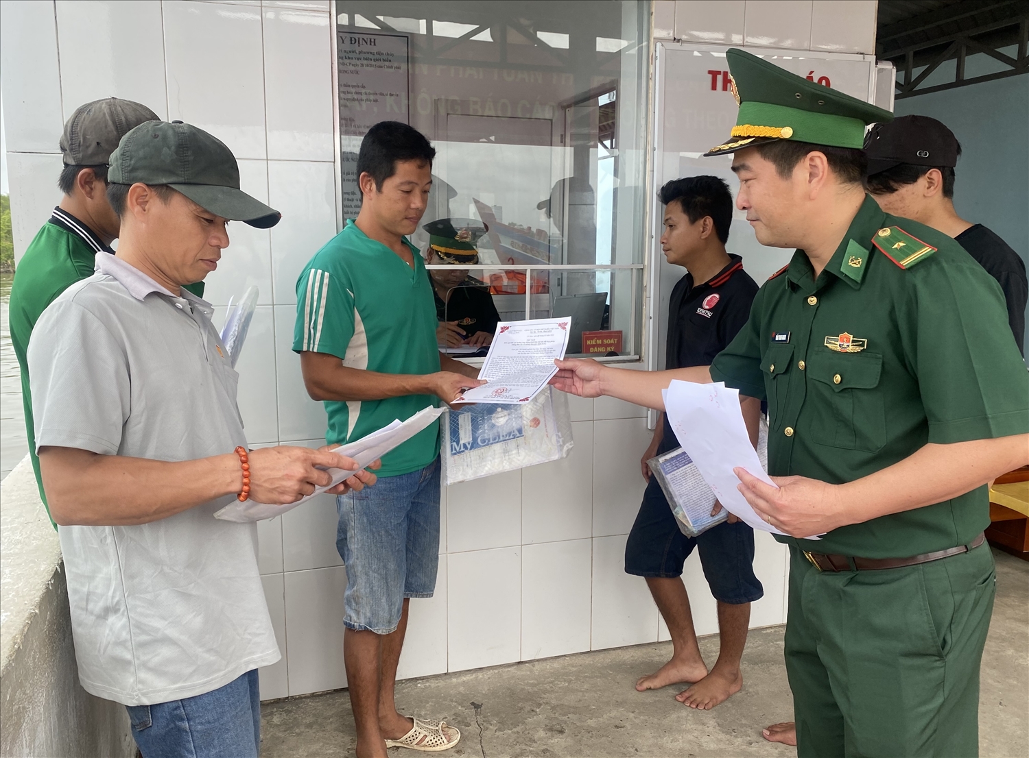 Thiếu tá Trần Thanh Ngoan phát thư của Chủ tịch UBND tỉnh Cà Mau kêu gọi Ngư dân tích cực hưởng ứng chống khai thác IUU