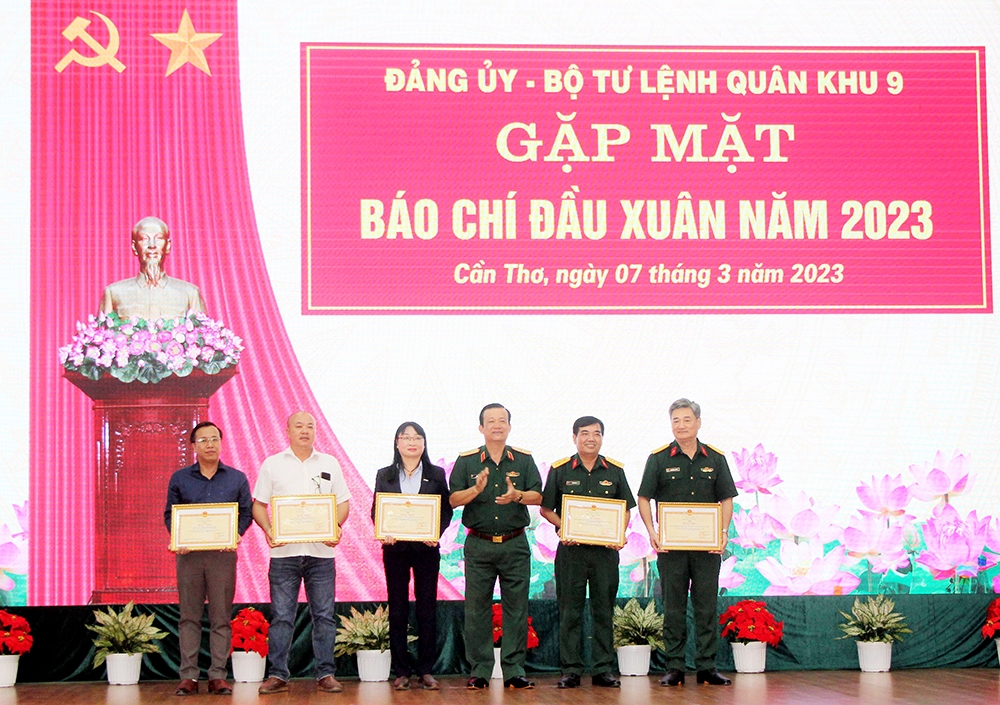 Thiếu tướng Hồ Văn Thái – Chính ủy QK9 trao bằng khen đến các tập thể có thành tích xuất sắc trong phối hợp tuyên truyền 