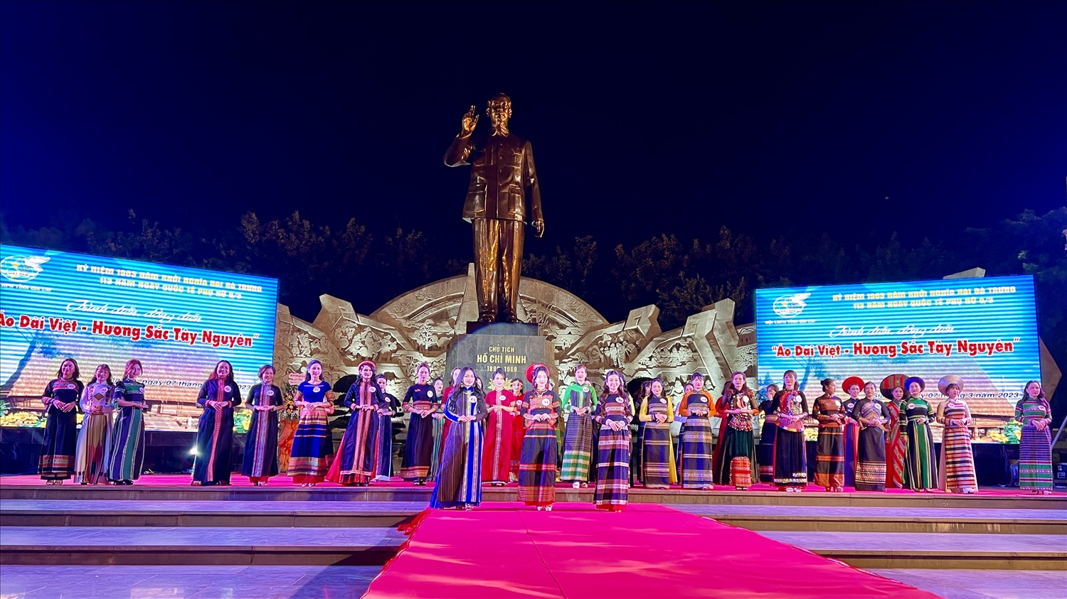 Phần trình diễn “Áo dài Việt - Hương sắc Tây nguyên” với sự tham gia của 40 hội viên phụ nữ các đơn vị trên địa bàn tỉnh
