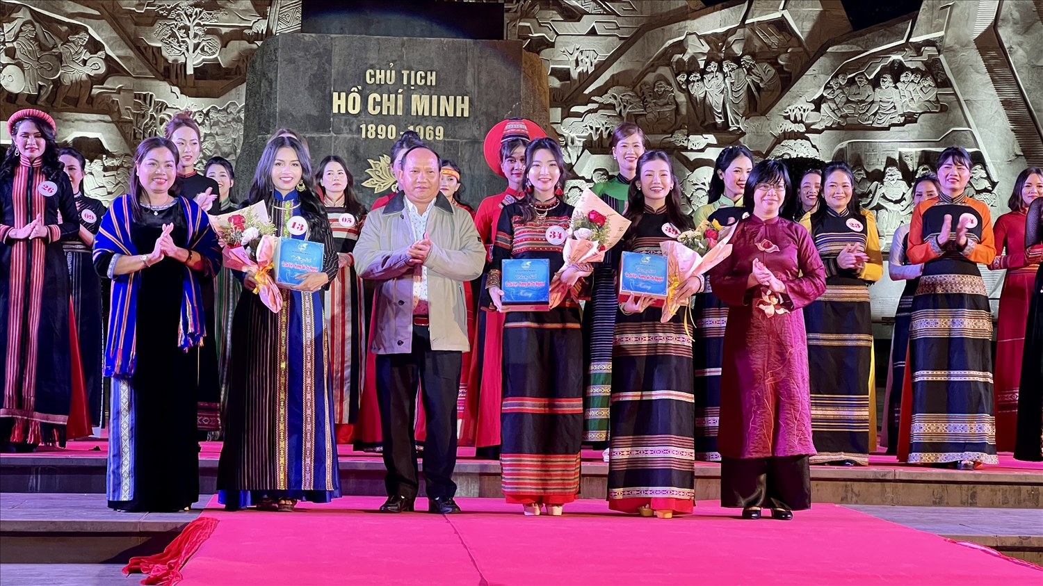 Ban tổ chức trao giải thưởng cho 3 hội viên phụ nữ đạt danh hiệu trình diễn, phong cách, trang phục áo dài ấn tượng nhất
