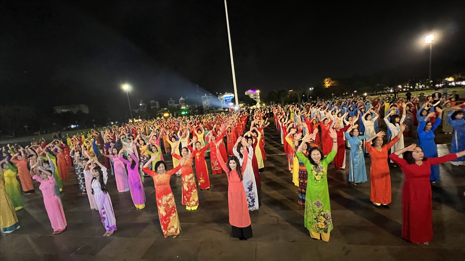 Màn đồng diễn “Áo dài Việt - Hương sắc Tây Nguyên” ấn tượng, sôi động của 340 hội viên phụ nữ tỉnh