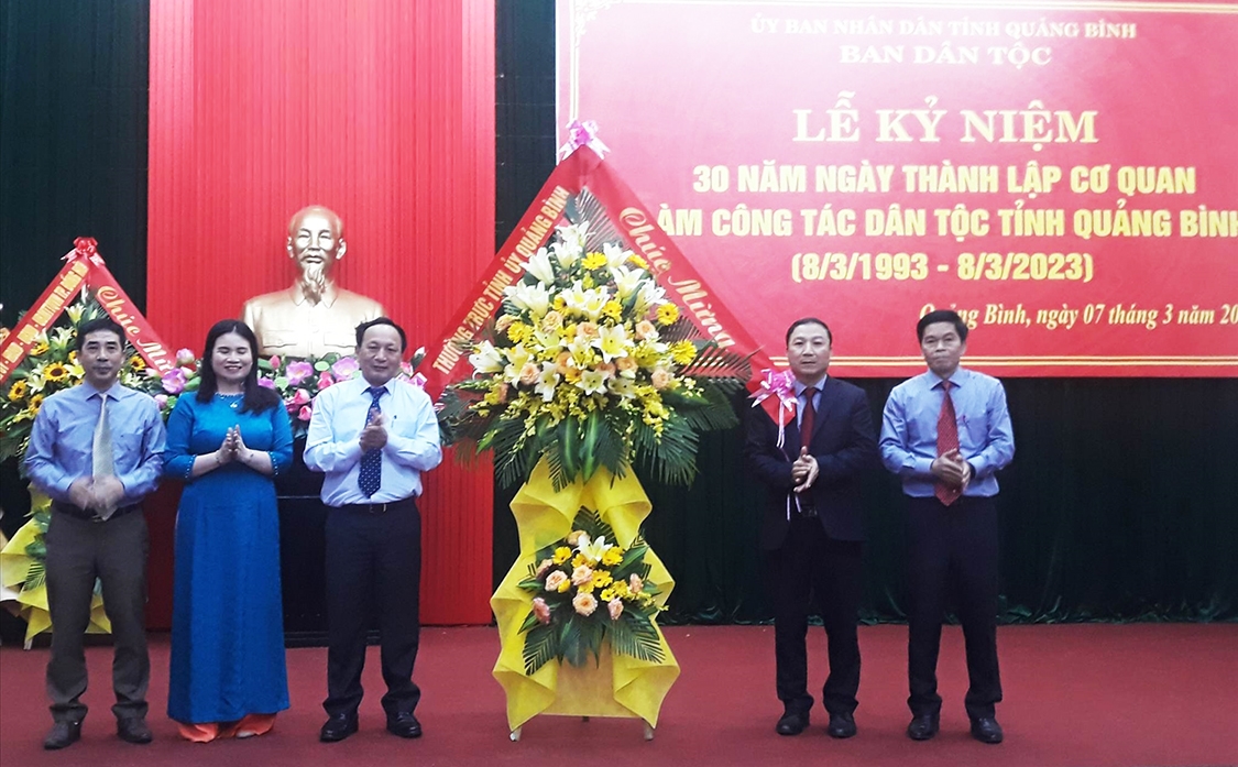 Tỉnh ủy Quảng Bình tặng hoa chúc mừng 30 năm ngày thành lập cơ quan làm công tác Dân tộc
