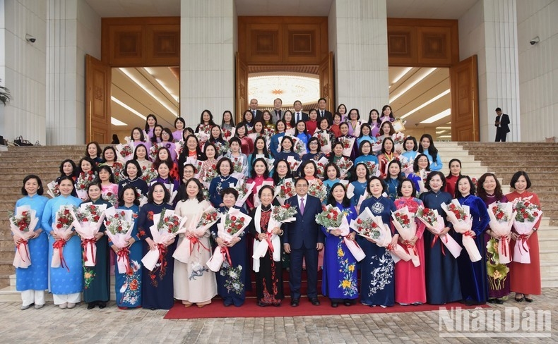 Thủ tướng Phạm Minh Chính chụp ảnh lưu niệm với các nữ đại biểu. (Ảnh: TRẦN HẢI)