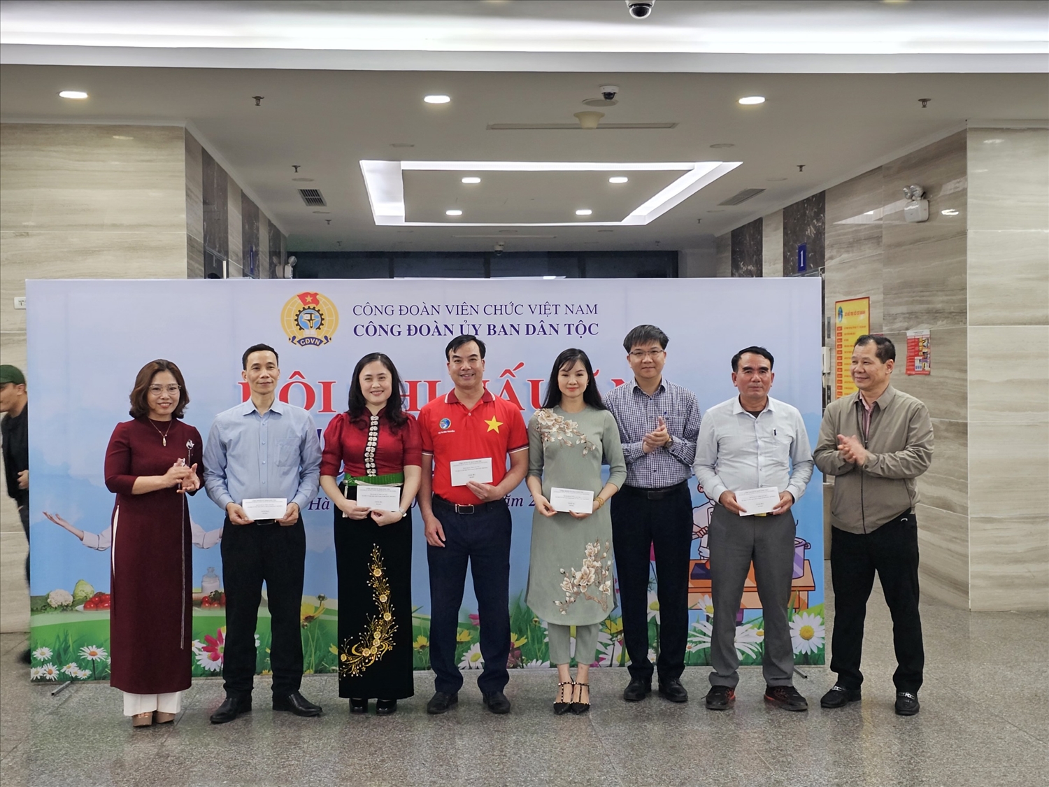 Bà Nguyễn Thu Minh - Chánh Văn phòng Ban Cán sự đảng và ông Lý Bình Huy - Phó Vụ trưởng Vụ Tổ chức cán bộ trao giải Ba cho các đội đoạt giải