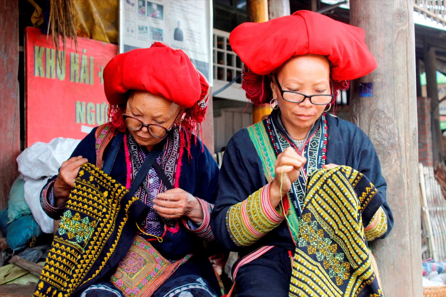 Từ đôi bàn tay khéo léo và tri thức đời sống bản địa cùng những chất liệu vải lanh, chỉ tơ tằm, những sản phẩm của phụ nữ Dao được khách nước ngoài ưa chuộng - Ảnh: VGP/Lê Thanh Cường